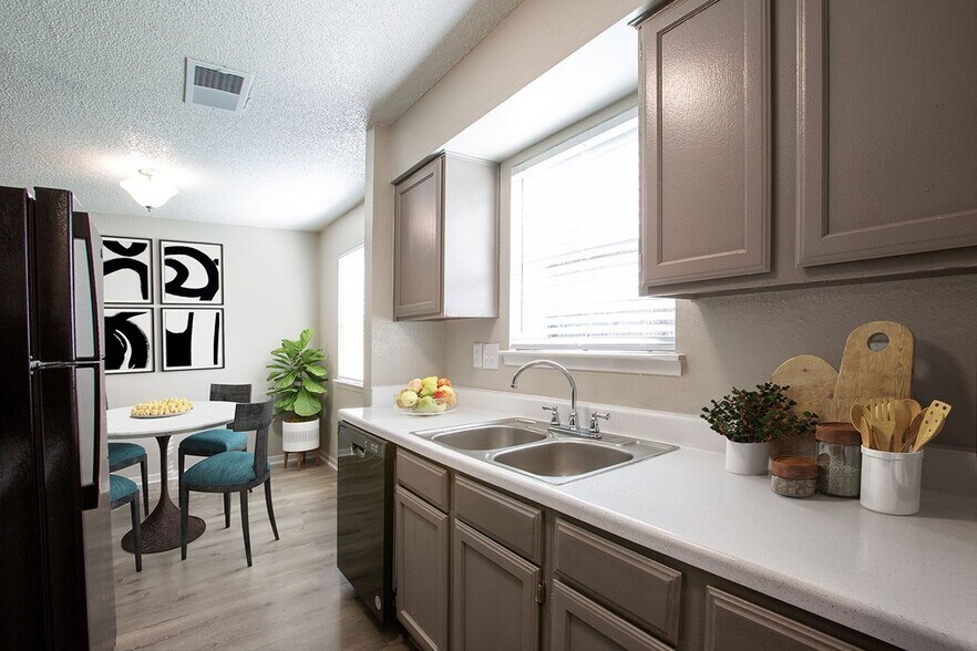 Building Photo - 9036 N Lamar Blvd