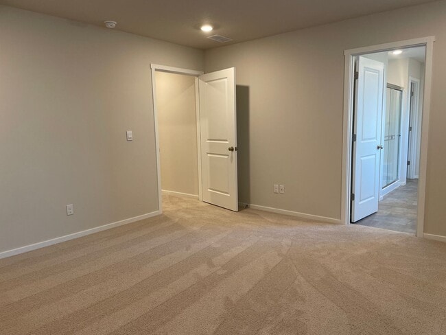 Building Photo - Don’t Miss This! Spacious Vancouver Home with Large Yard & Double Garage.