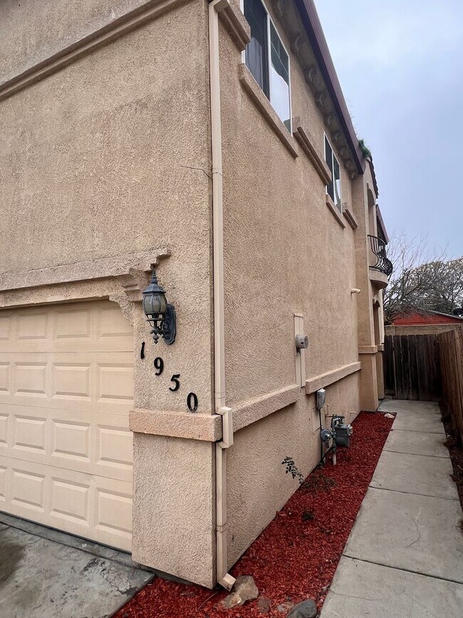 Building Photo - Large Two Story Home Recently Remodeled Available NOW