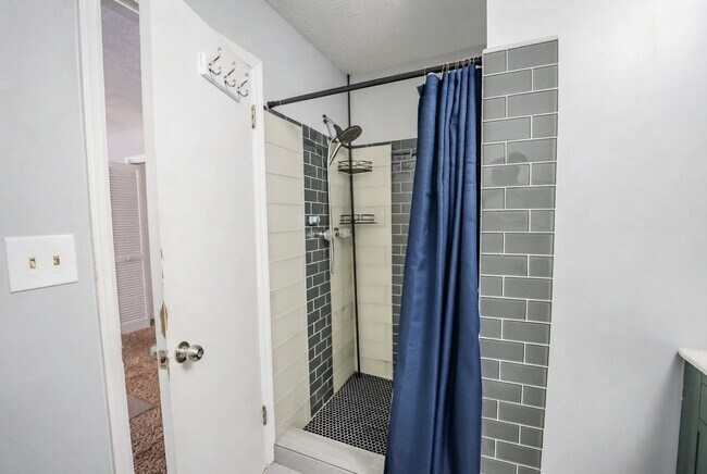 Building Photo - 725 Swamp Creek Dr