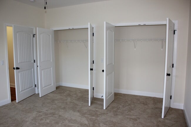 Building Photo - Duplex with Garage in Bridgewater