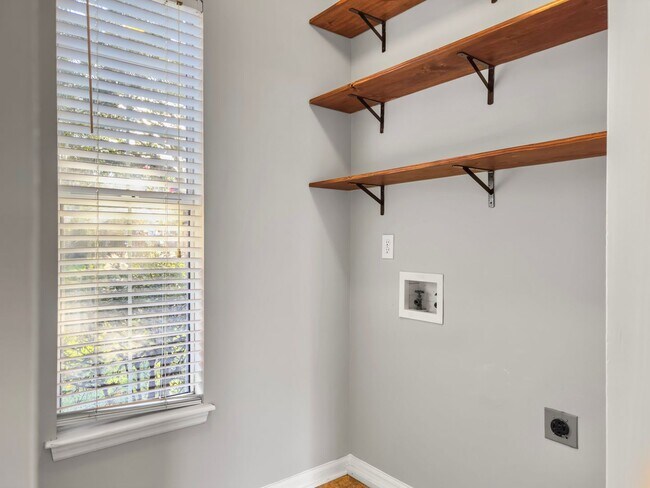 Building Photo - Gorgeous Home in Charleston