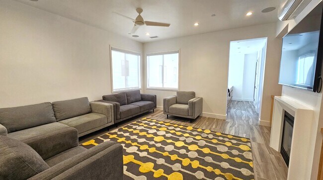 Building Photo - 237 1st St