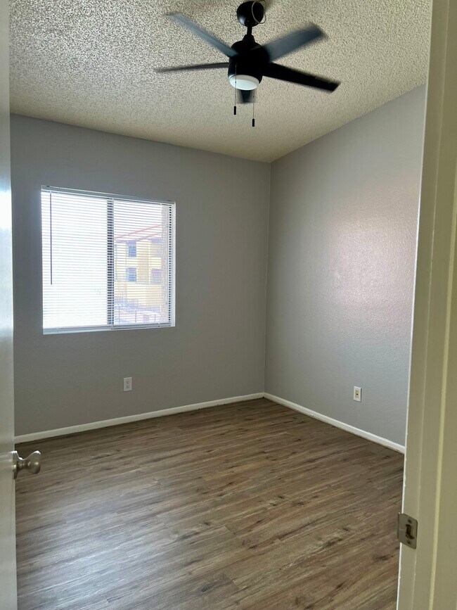 Building Photo - 2194 N Pantano Rd