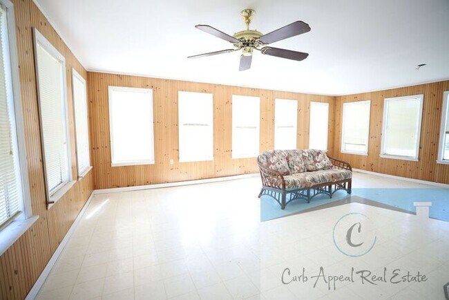 Building Photo - Beautifully renovated 4-bedroom 3 bath hom...