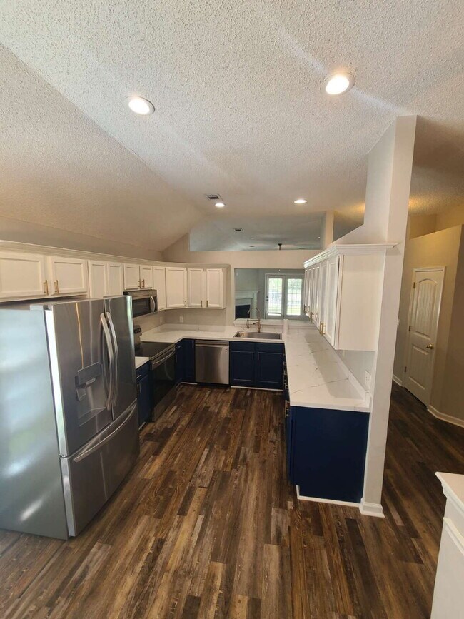 Building Photo - Waterfront Community in Richmond Hill!