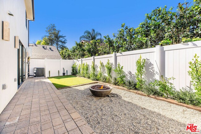 Building Photo - 19535 Strathern St