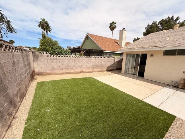 Building Photo - Welcome to this charming single-story home located in the Sunrise Manor!