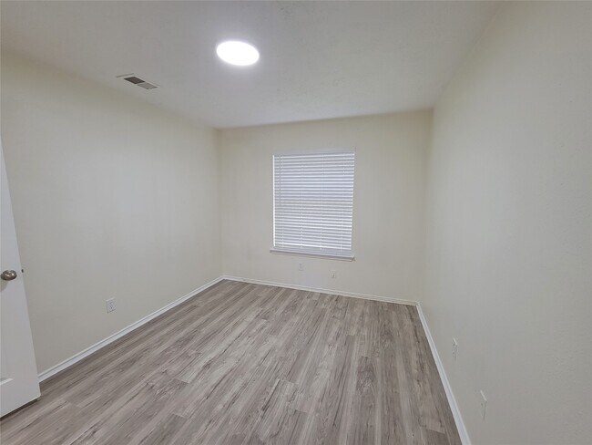 Building Photo - 2034 Village Park Dr