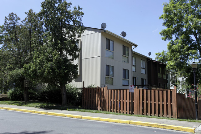 Building Photo - Oak Creek Apartments