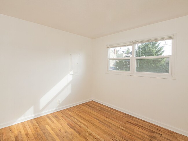 Building Photo - $500 off 1st month! Adorable 3-bdrm/1-bath in Kenton. Hardwoods, deck, W/D, huge fenced backyard,...