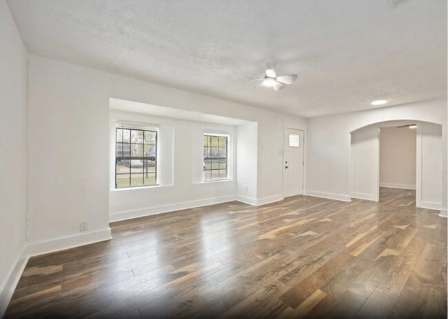 Building Photo - 6043 Lyndhurst Dr