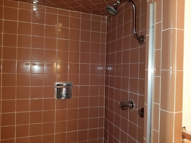 Building Photo - LARGE 1 BEDROOM WITH CARPORT BRICK HOME