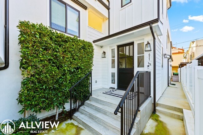 Building Photo - 411 1/2 Heliotrope Avenue