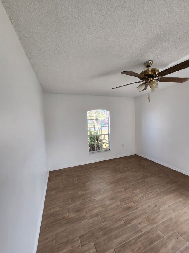 Building Photo - UPDATEED 3 BEDROOM 2 CAR GARAGE HOME WITH LARGE BACK YARD!