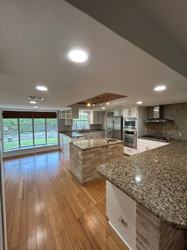 Building Photo - Spacious 5-Bedroom Home Steps from Walnut ...