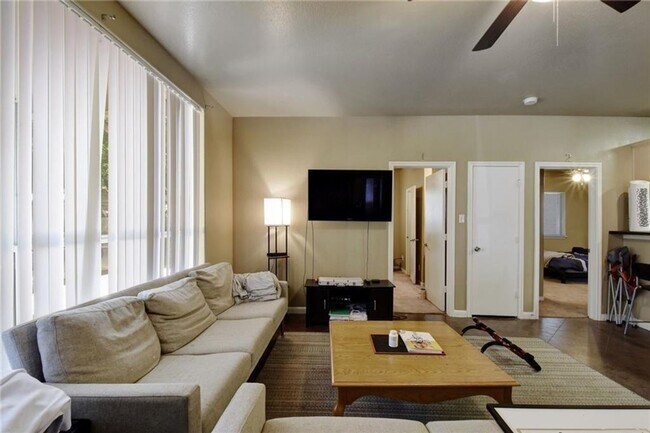 Building Photo - 4X2 Condo Less than $900/Bedroom for August