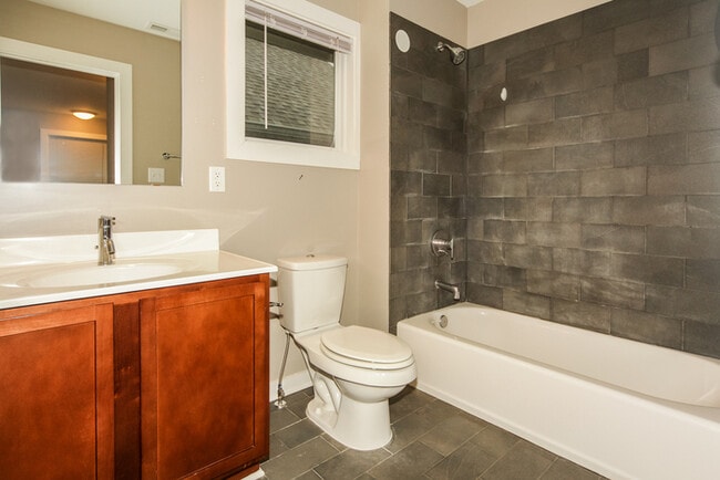 Building Photo - Beautiful Townhouse Close to Downtown Indy...