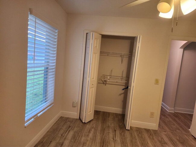 Building Photo - 1625 SW Abingdon Ave