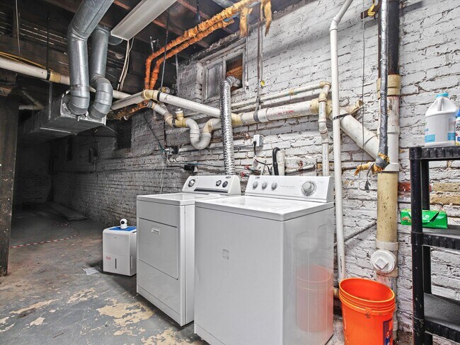 Building Photo - Updated 3 Bed / 1 Bath Duplex — Lower East...