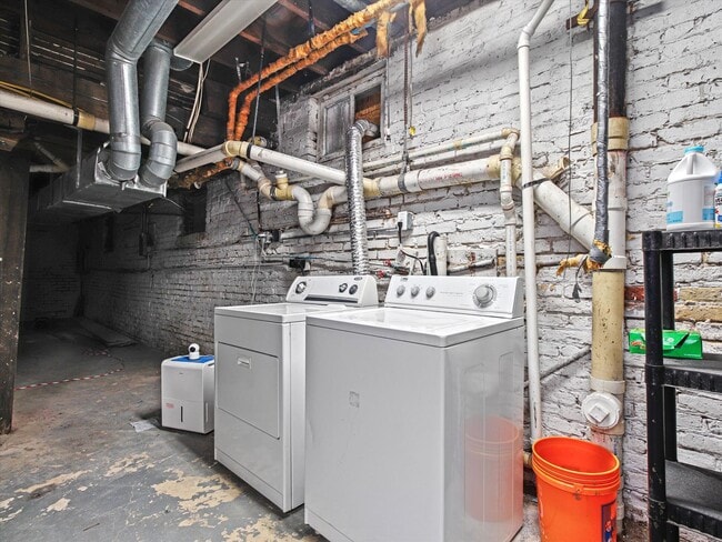 Building Photo - Updated 3 Bed / 1 Bath Duplex — Lower East Side Milwaukee