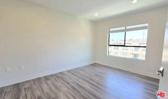 Building Photo - 5030 Rosewood Ave