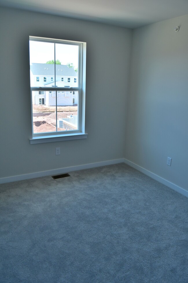 Building Photo - 725 Peony Ln