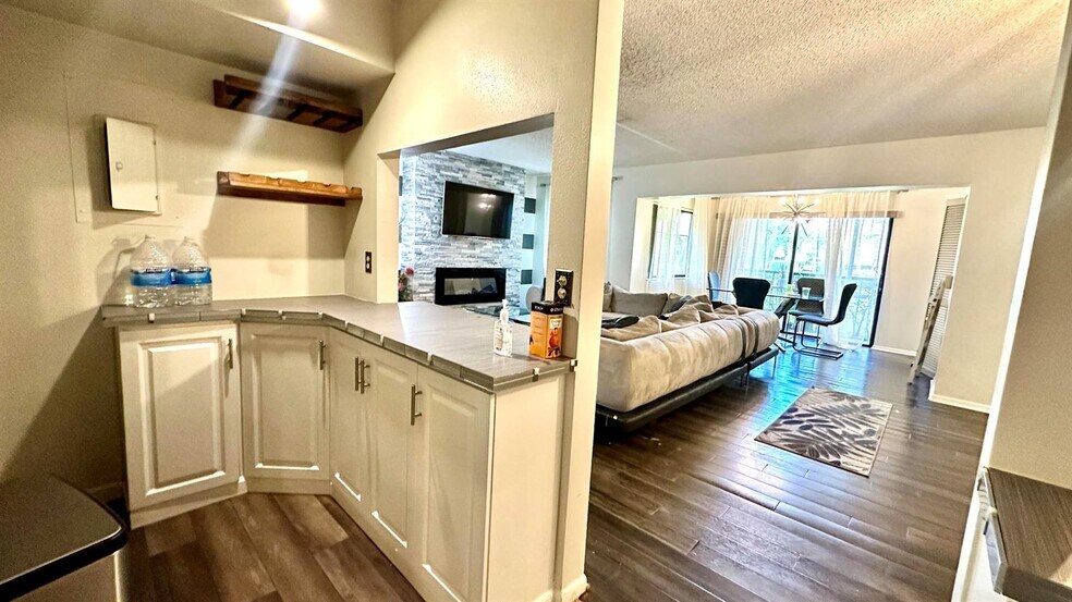 Building Photo - 533 Shady Pine Way