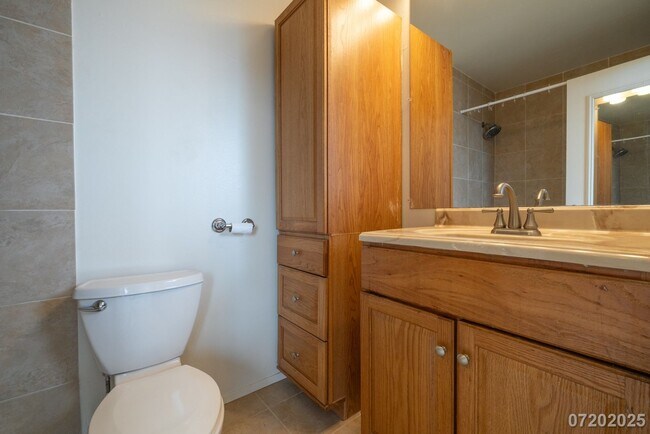 Building Photo - $3,200 / 3br - 1370ft2 - Quaint and Cozy 3...