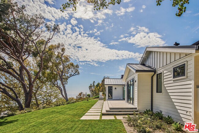 Building Photo - 5561 Horizon Dr