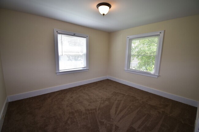 Building Photo - Large 2 Bedroom Home For Rent Near Madison Street!