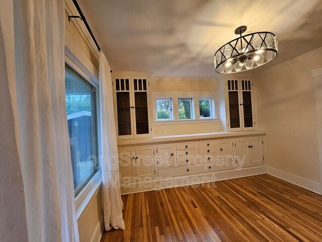 Building Photo - 636 N Shaver St