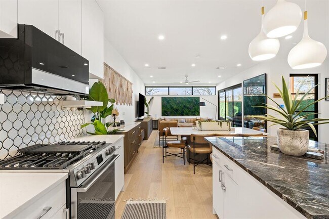 Building Photo - 1304 Comal St