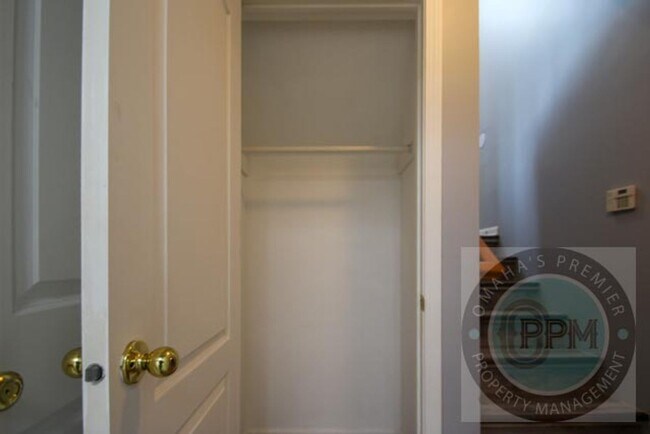 Building Photo - Beautiful 3Bd/2Ba Split entry in Omaha!