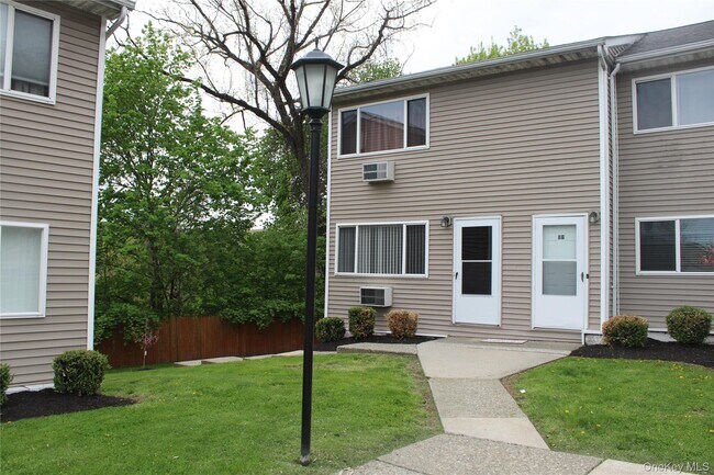 Building Photo - 8 Fishkill Glen Dr