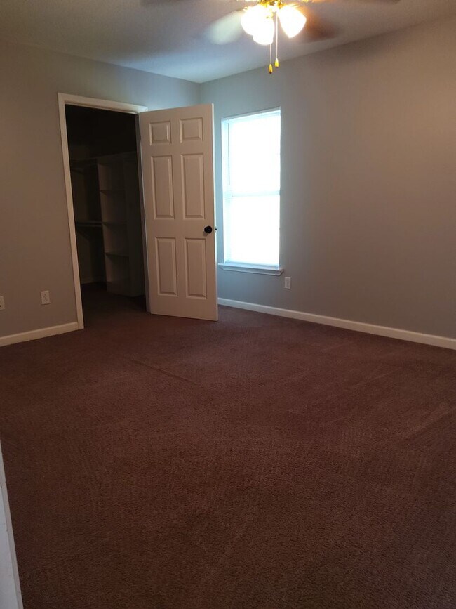 Building Photo - Cozy Three Bedroom Home!
