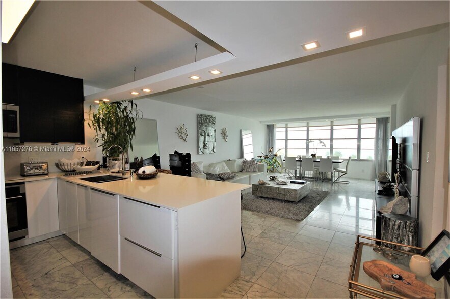 Primary Photo - 5151 Collins Ave