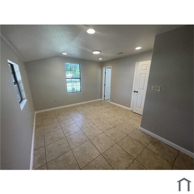 Building Photo - Discover your dream home in this beautifully renovated four-bedroom, two-bathroom house.