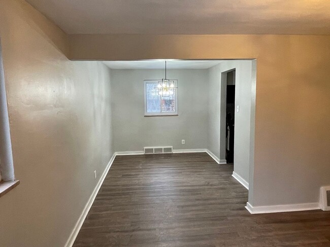 Building Photo - NEWLY UPDATED 2 BEDROOM / 1 BATH ATTACHED ...