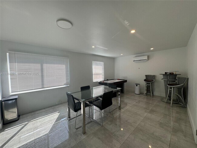 Building Photo - 1904 SW 28th St