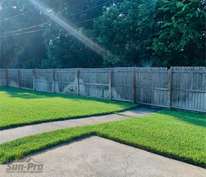 Building Photo - 108 Pinion Cir