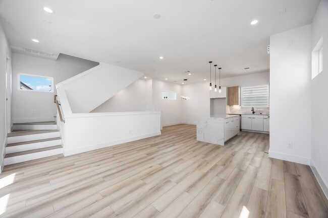 Building Photo - 6735 Peerless St