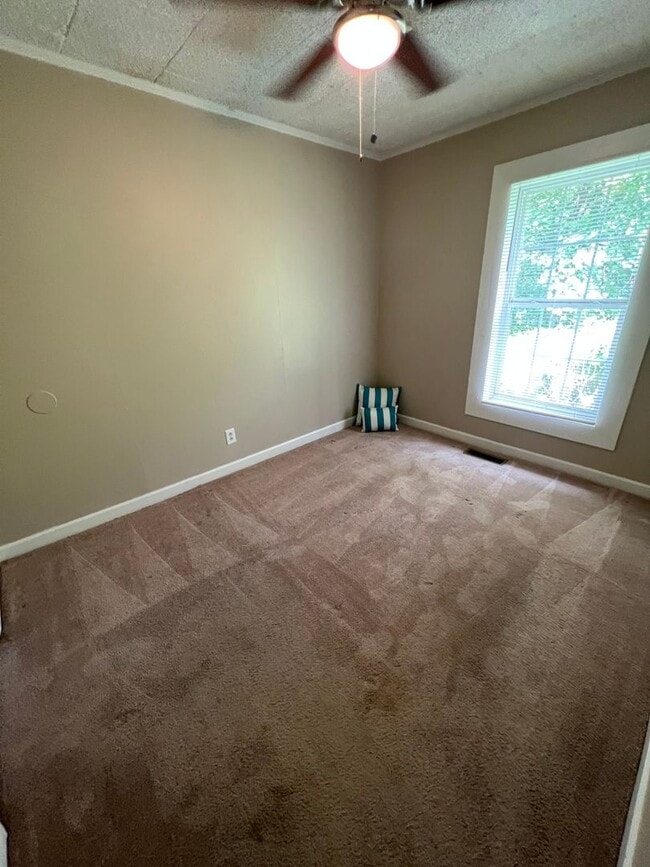 Building Photo - 3 Bed House! DEPOSIT-FREE Renting option thru OBLIGO! Deposit Alternative available.