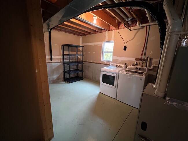 Building Photo - Spacious Split-Level Retreat Just Minutes ...