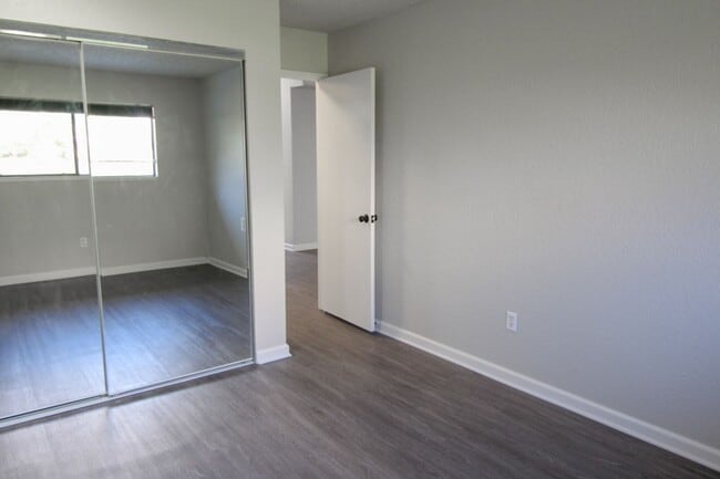 Building Photo - Remodeled Redding Condo!