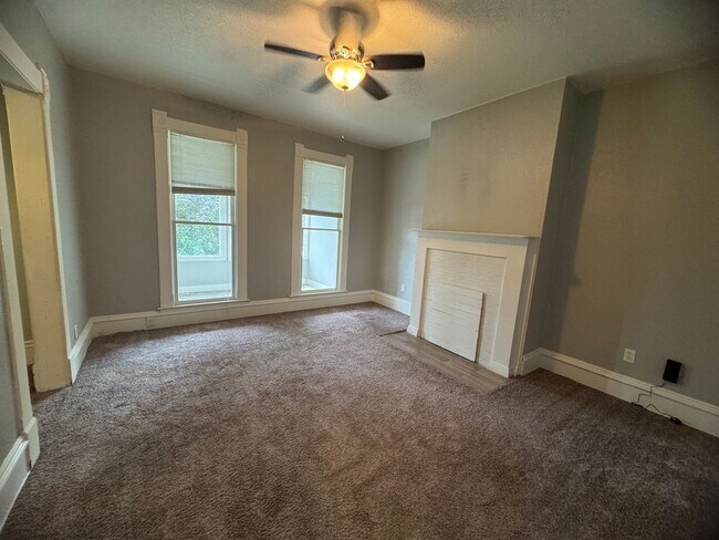 Building Photo - 4 bedroom, 2 bath house in Davenport