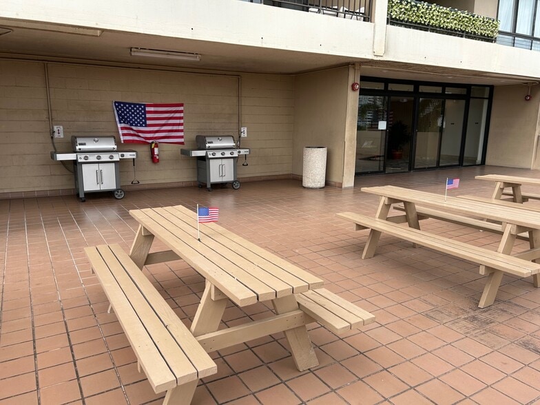 Building Photo - 2121 Ala Wai Blvd
