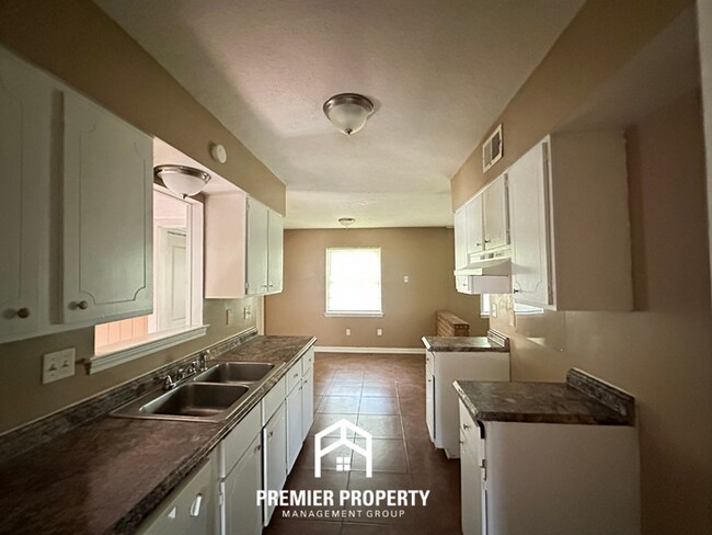 Building Photo - Move-In Ready 4BR Home in 38134 - Airy Living Spaces & Private Backyard