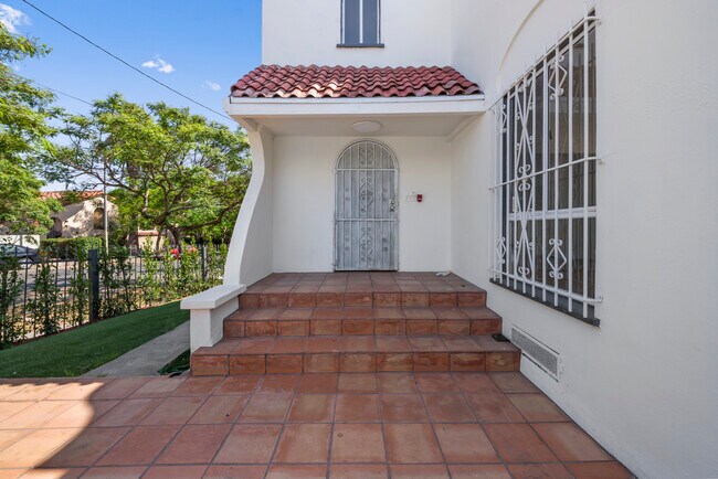 Building Photo - 1905 S Orange Dr