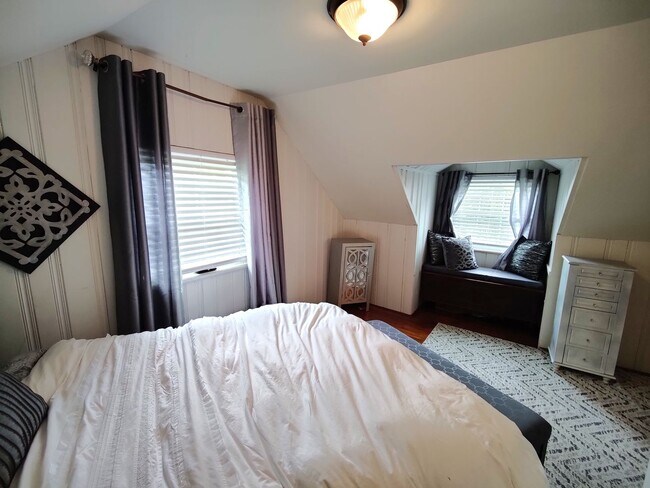 Building Photo - *Beautifully Updated & Spacious 3BD/2BA Si...